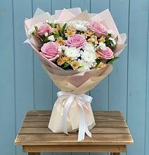 Букет цветов из:  Гвоздики, Орхидеи и Розы в Павловском Посаде