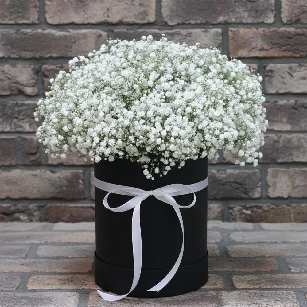 Цветочная композиция из Гипсофила в шляпной коробке в Павловском Посаде