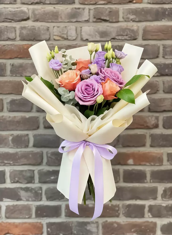 Букет цветов из: Лизиантусы и Розы в Павловском Посаде