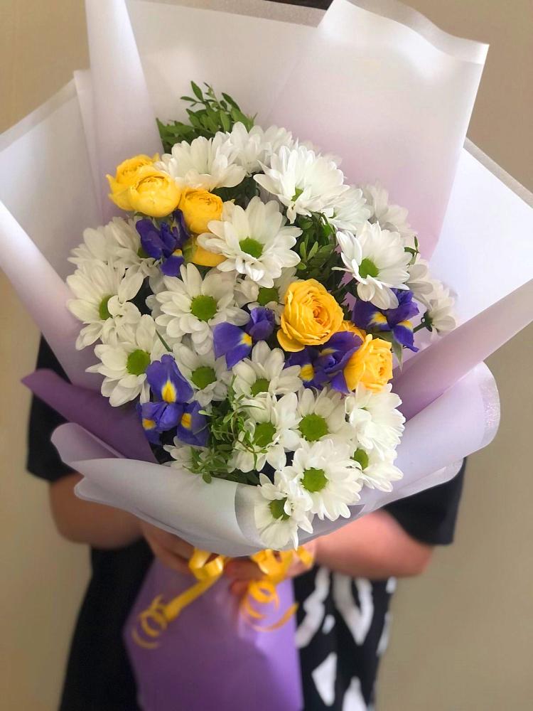 Букет цветов из: Ирисы, Хризантемы и Розы в Павловском Посаде
