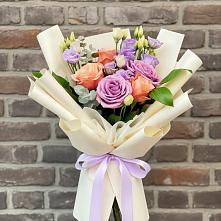 Букет цветов из:  Лизиантусы и Розы в Павловском Посаде