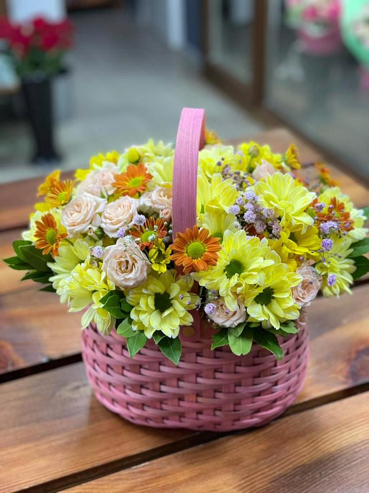 Цветочная композиция из Хризантемы и Розы в корзине в Павловском Посаде