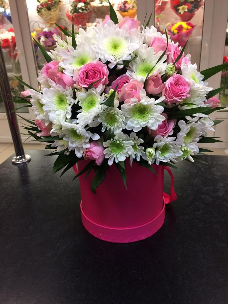 Цветочная композиция из Розы и Хризантемы в шляпной коробке в Павловском Посаде