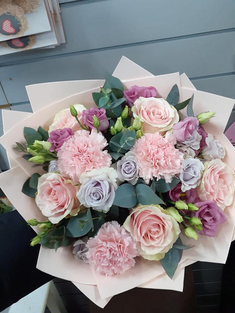 Букет цветов из: Розы, Гвоздики и Лизиантусы в Павловском Посаде