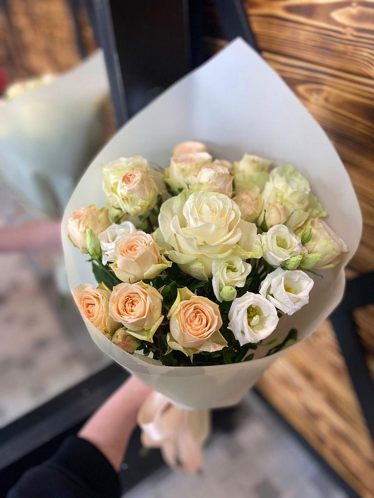 Букет цветов из: Розы и Лизиантусы в Павловском Посаде